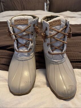 Sperry Quilted Beige Duck Boots with Tan Laces W7.5